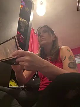 Snapshot of Lwhite1 chatting on 11/13/25, 04:39 Lwhite1 online show from 11/13/25, 04:39