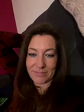 Snapshot of Lwhite1 chatting on 11/21/25, 04:27 Lwhite1 online show from 11/21/25, 04:27