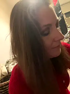 Snapshot of Lwhite1 chatting on 11/27/25, 04:42 Lwhite1 online show from 11/27/25, 04:42