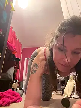 Snapshot of Lwhite1 chatting on 12/14/25, 11:31 Lwhite1 online show from 12/14/25, 11:31