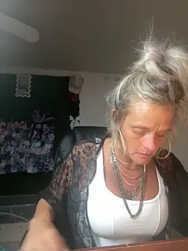 vixendoll87 online show from 04/15/26, 04:14