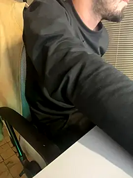 Snapshot of giorgakaci69 chatting on 11/27/25, 03:14 giorgakaci69 online show from 11/27/25, 03:14