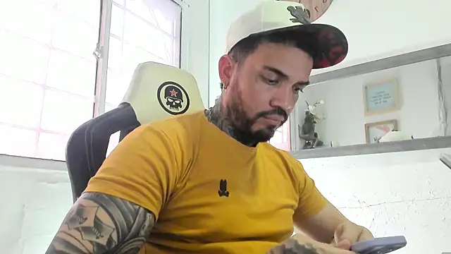 Snapshot of Angel_sex_latin chatting on 01/02/25, 08:57 Angel sex latin online show from 01/02/25, 08:57