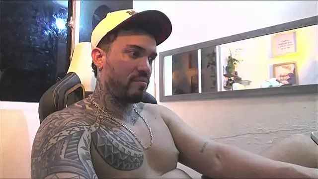 Snapshot of Angel_sex_latin chatting on 01/04/25, 09:32 Angel sex latin online show from 01/04/25, 09:32