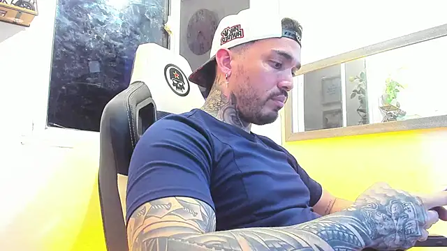 Snapshot of Angel_sex_latin chatting on 02/04/25, 05:10 Angel sex latin online show from 02/04/25, 05:10