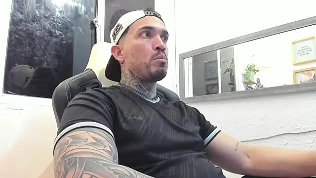 Snapshot of Angel_sex_latin chatting on 02/14/25, 04:04 Angel sex latin online show from 02/14/25, 04:04