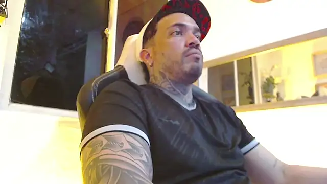 Snapshot of Angel_sex_latin chatting on 02/20/25, 07:23 Angel sex latin online show from 02/20/25, 07:23