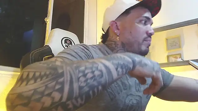 Snapshot of Angel_sex_latin chatting on 02/24/25, 03:02 Angel sex latin online show from 02/24/25, 03:02