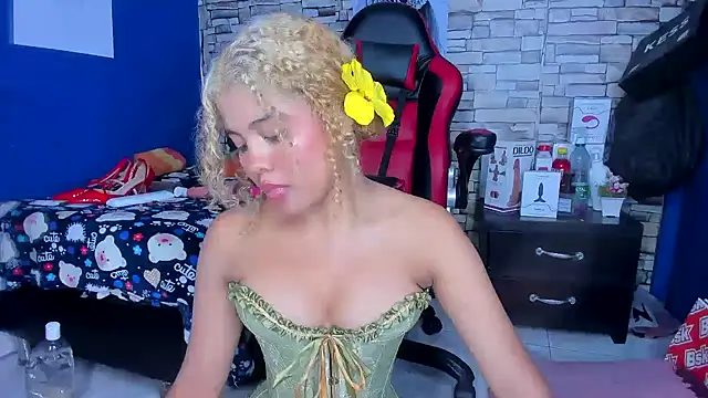 sofiacastillo01 online show from 03/15/25, 12:36