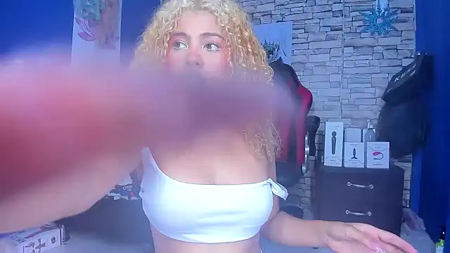 sofiacastillo01 online show from 03/17/25, 05:27