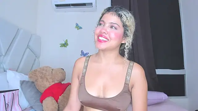 sofiacastillo01 online show from 04/21/26, 02:51
