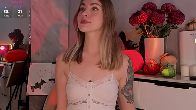 Snapshot of LoveGameSexx chatting on 10/31/25, 09:21 LoveGameSexx online show from 10/31/25, 09:21