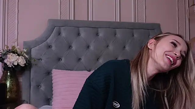 Snapshot of LucyAddison chatting on 06/19/26, 04:11 LucyAddison online show from 06/19/26, 04:11