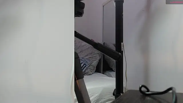 YUSELFI ROSS  online show from 12/21/25, 12:01