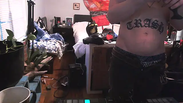 Snapshot of trash4cash chatting on 01/27/25, 10:38 trash4cash online show from 01/27/25, 10:38