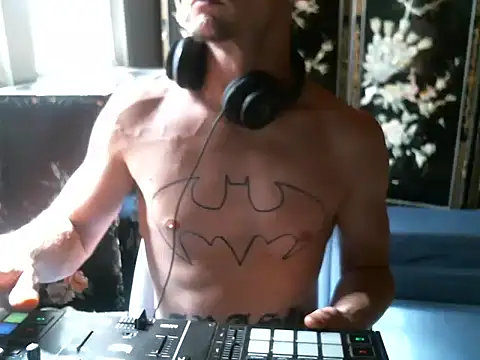 Snapshot of trash4cash chatting on 10/04/25, 06:28 trash4cash online show from 10/04/25, 06:28