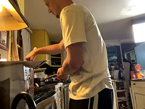 Snapshot of trash4cash chatting on 10/16/25, 03:07 trash4cash online show from 10/16/25, 03:07