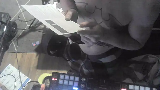 Snapshot of trash4cash chatting on 04/28/26, 07:30 trash4cash online show from 04/28/26, 07:30