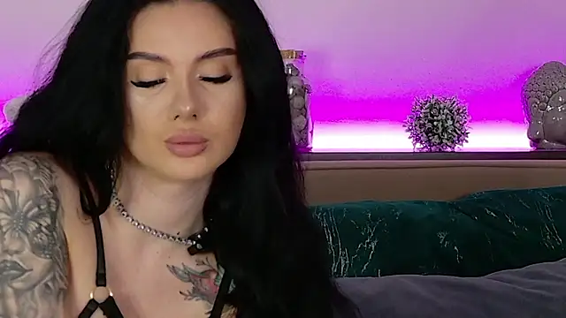 Snapshot of CarolinePrescott chatting on 02/08/26, 05:33 CarolinePrescott online show from 02/08/26, 05:33