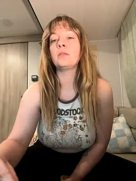 Snapshot of emerieskye20 chatting on 11/12/25, 06:08 emerieskye20 online show from 11/12/25, 06:08