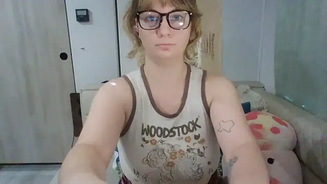 Snapshot of emerieskye20 chatting on 11/23/25, 03:12 emerieskye20 online show from 11/23/25, 03:12