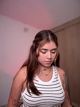 Snapshot of JoselinFlower_ chatting on 12/22/24, 02:06 JoselinFlower online show from 12/22/24, 02:06