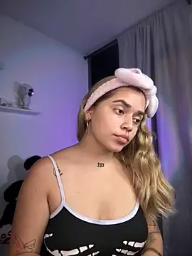 Snapshot of JoselinFlower_ chatting on 11/30/25, 02:04 JoselinFlower online show from 11/30/25, 02:04