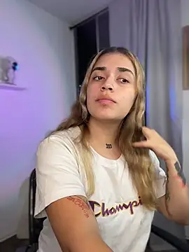 Snapshot of JoselinFlower_ chatting on 12/17/25, 01:55 JoselinFlower online show from 12/17/25, 01:55