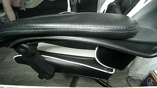 Snapshot of Hellojeremy chatting on 01/11/25, 12:01 Hellojeremy online show from 01/11/25, 12:01