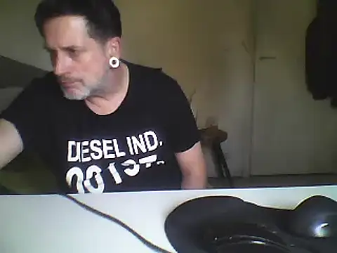 Snapshot of oopsxx chatting on 02/18/25, 11:22 oopsxx online show from 02/18/25, 11:22