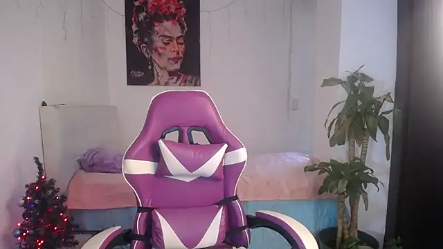 esmeraldaa230 online show from 12/17/25, 10:05