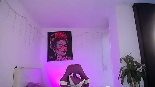 esmeraldaa230 online show from 12/19/25, 08:27