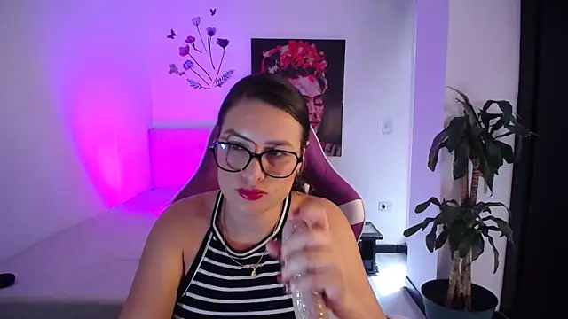 esmeraldaa230 online show from 04/12/26, 07:41