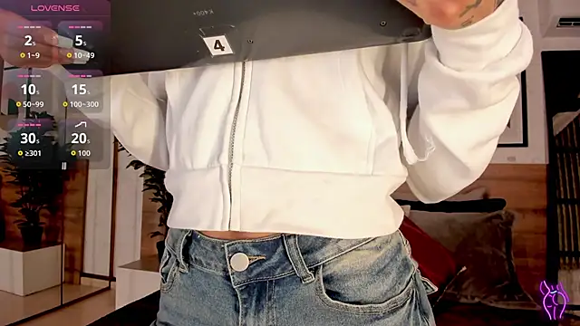 Snapshot of LunaRuso chatting on 10/03/25, 08:06 LunaRuso online show from 10/03/25, 08:06