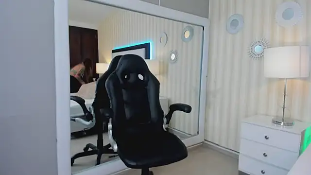 Valeriasaenzz  online show from 12/19/24, 12:24