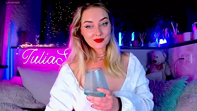 Snapshot of _JuliaSpace_ chatting on 12/29/24, 07:00 JuliaSpace online show from 12/29/24, 07:00