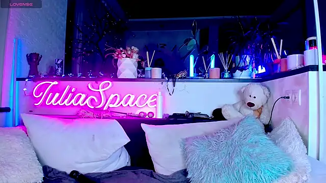 Snapshot of _JuliaSpace_ chatting on 01/01/25, 04:07 JuliaSpace online show from 01/01/25, 04:07