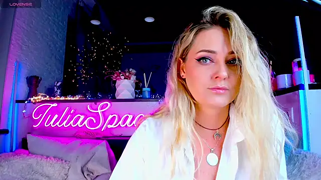 Snapshot of _JuliaSpace_ chatting on 01/19/25, 04:57 JuliaSpace online show from 01/19/25, 04:57