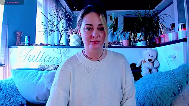 Snapshot of _JuliaSpace_ chatting on 02/23/25, 10:17 JuliaSpace online show from 02/23/25, 10:17