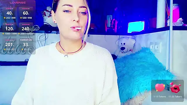 Snapshot of _JuliaSpace_ chatting on 09/30/25, 07:02 JuliaSpace online show from 09/30/25, 07:02