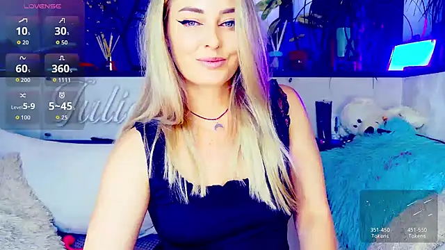 Snapshot of _JuliaSpace_ chatting on 10/12/25, 05:12 JuliaSpace online show from 10/12/25, 05:12