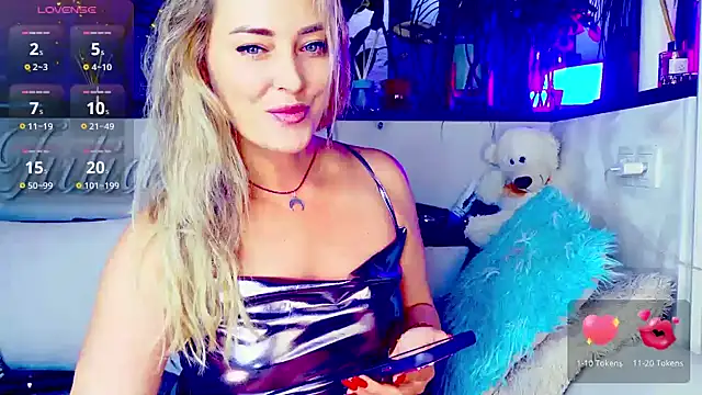 Snapshot of _JuliaSpace_ chatting on 10/22/25, 04:18 JuliaSpace online show from 10/22/25, 04:18