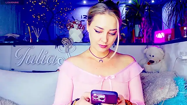 Snapshot of _JuliaSpace_ chatting on 11/11/25, 06:19 JuliaSpace online show from 11/11/25, 06:19