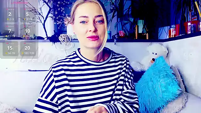 Snapshot of _JuliaSpace_ chatting on 11/13/25, 12:15 JuliaSpace online show from 11/13/25, 12:15