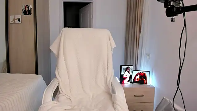 Snapshot of CharlotteWells chatting on 11/15/25, 03:52 CharlotteWells online show from 11/15/25, 03:52