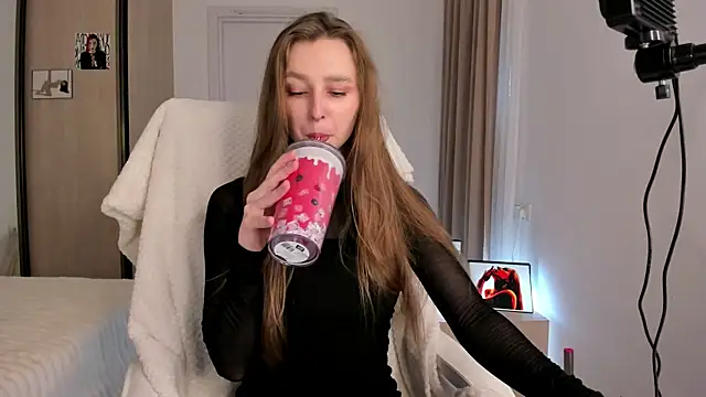 Snapshot of CharlotteWells chatting on 11/16/25, 10:54 CharlotteWells online show from 11/16/25, 10:54