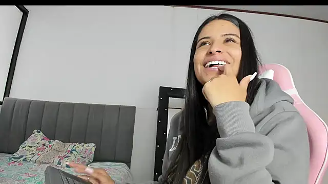 Snapshot of _elektrah chatting on 02/19/25, 05:38 elektrah online show from 02/19/25, 05:38