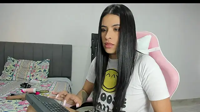 Snapshot of _elektrah chatting on 02/20/25, 10:59 elektrah online show from 02/20/25, 10:59