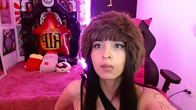 Snapshot of Kind_Scarlett chatting on 10/24/25, 01:24 Kind Scarlett online show from 10/24/25, 01:24