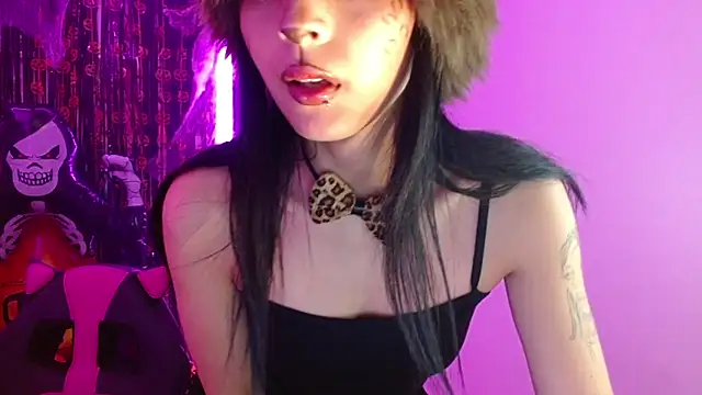 Snapshot of Kind_Scarlett chatting on 10/29/25, 02:58 Kind Scarlett online show from 10/29/25, 02:58